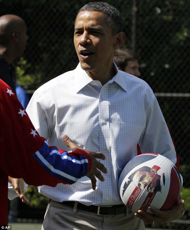 Tổng thống Obama rất yêu thích môn bóng rổ...