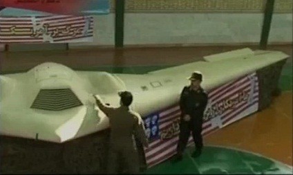 Ảnh chụp từ video cho thấy Iran trưng bày máy bay không người lái Sentinel trên truyền hình trung ương.