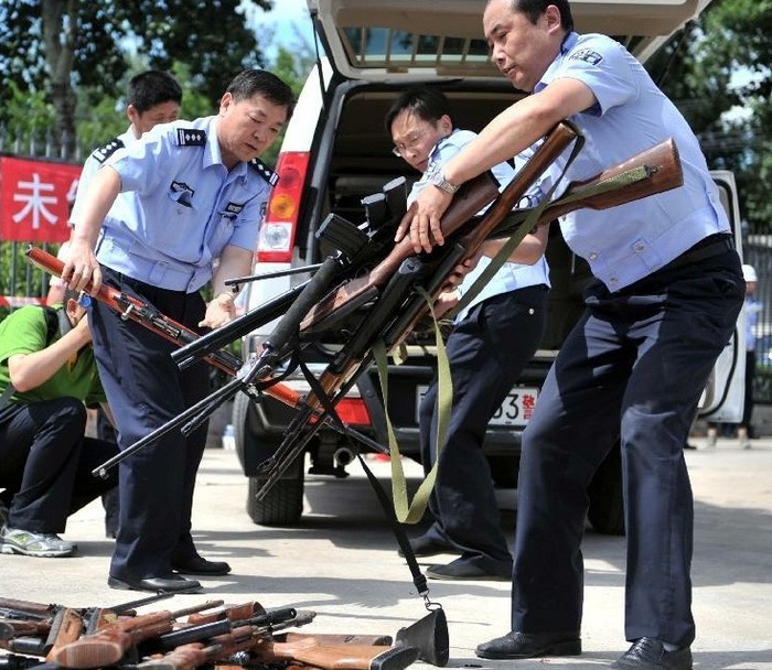 Bên cạnh đó, trong ngày 12/6, Mỹ và Trung Quốc đã phối hợp thành công trong việc phá vỡ đường dây buôn lậu vũ khí quốc tế. Kết quả là cảnh sát đã bắt giữ 26 người và tịch thu 93 khẩu súng, hơn 50.000 viên đạn cùng nhiều linh kiện của súng.