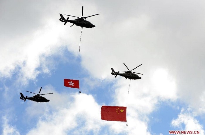 Sáng ngày 1/7/2012, lễ kỷ niệm 15 năm Hồng Kông trở về Trung Quốc đã được tổ chức tại quảng trường Golden Bauhinia. Máy bay trực thăng kéo cờ của Đặc khu hành chính Hồng Kông và quốc kỳ Trung Quốc.