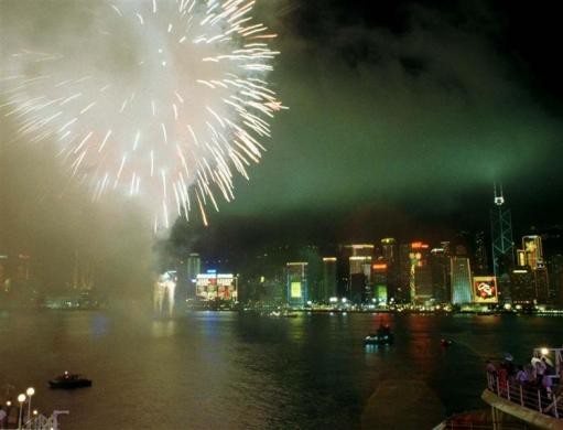 Pháo hoa rực rỡ trên bầu trời của Hồng Kông và cảng Victoria ngày 30/6 đánh dấu sự kết thúc chế độ thuộc địa của Anh trên vùng đất này.