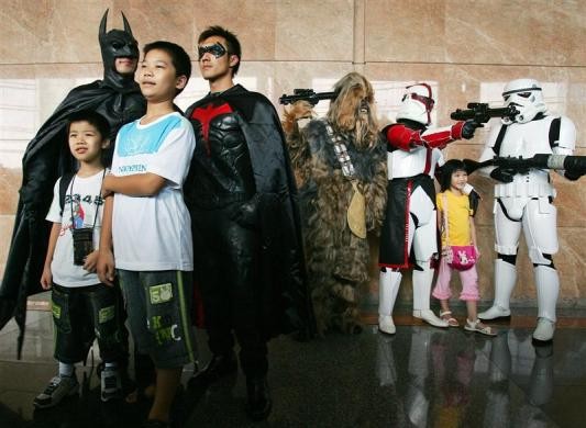 Người dân mặc trang phục như nhân vật từ những bộ phim "Star Wars" và "Batman" tại một hội chợ truyện tranh.