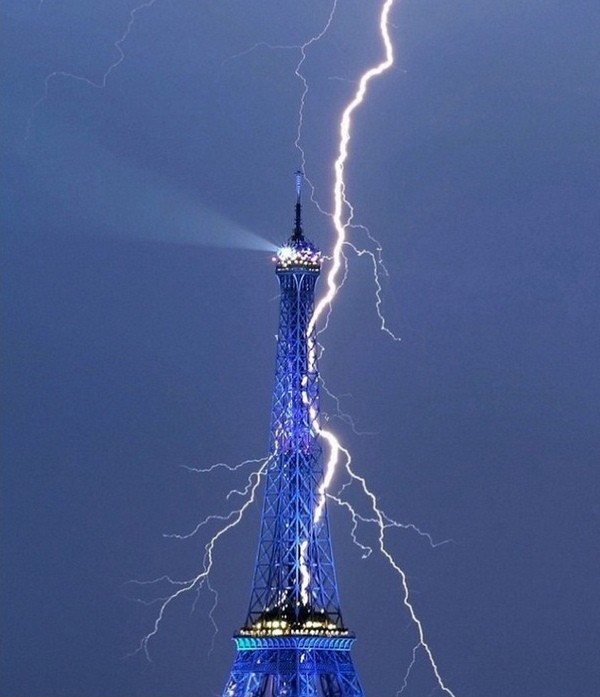 "Tấn công" toà tháp Eifeel. Ánh sáng của tia sáng cùng với ánh đèn của ngọn tháp đã tạo nên một hình ảnh ngoạn mục.