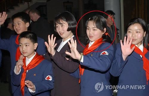 Cô bé Ri Sol-ju (thứ hai từ phải sang) tham gia một sự kiện trồng cây vì tình hữu nghị giữa hai miền liên Triều năm 2003.