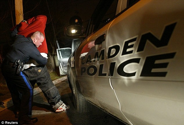 Một cảnh sát Camden đang bắt kẻ tình nghi. Chỉ riêng tháng trước, đã có 13 vụ giết người tại New Jersey.