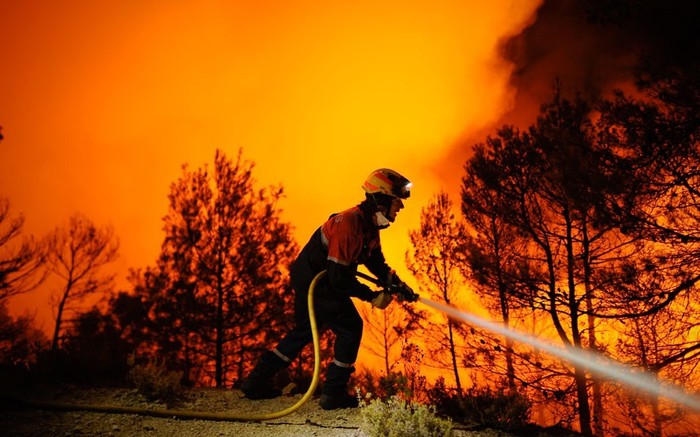 Lính cứu hỏa chữa cháy ở Torre de Macanes, gần thành phố Alicante, phía đông Tây Ban Nha. Gần 10 ngày qua, hơn 5.000 người dân đã được sơ tán ra khỏi La Gomera, thuộc quần đảo Canary, khi cháy rừng vẫn tiếp tục ra khỏi tầm kiểm soát. Gần 2.000 mẫu Anh của vườn quốc gia Garajonay đã bị phá hủy.