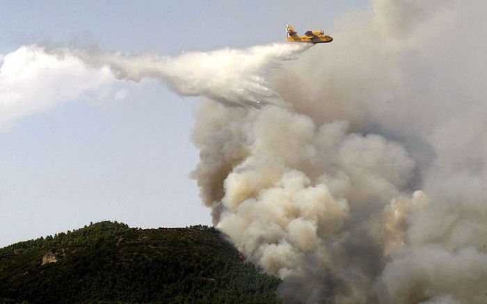 Máy bay rải chất hóa học dập tắt đám cháy.