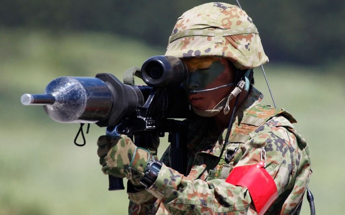 Một thành viên của Lực lượng Phòng vệ mặt đất Nhật Bản chuẩn bị bắn vũ khí chống tăng.