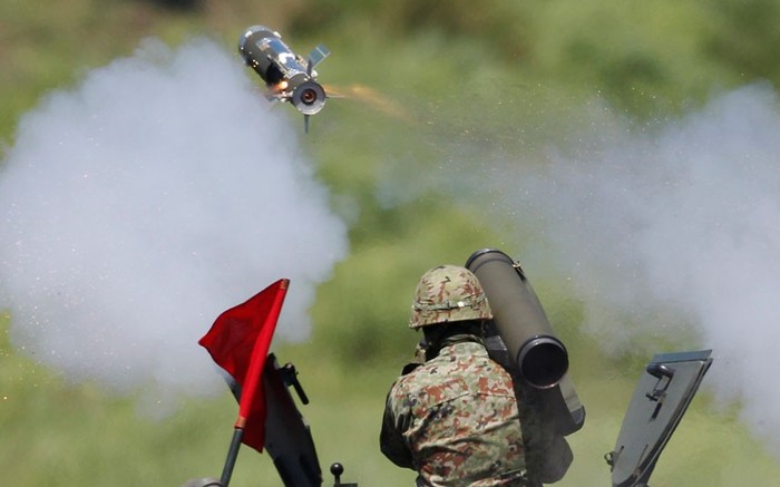 Một thành viên của Lực lượng Phòng vệ mặt đất Nhật Bản đang bắn tên lửa chống tăng cầm tay.