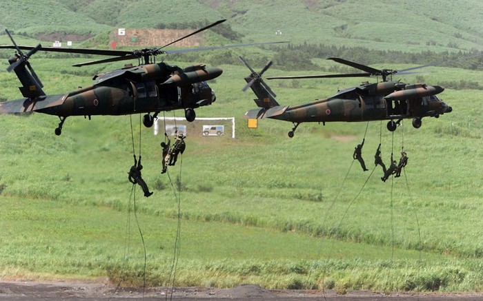 Binh lính đang tiếp cận mặt đất từ trên trực thăng.