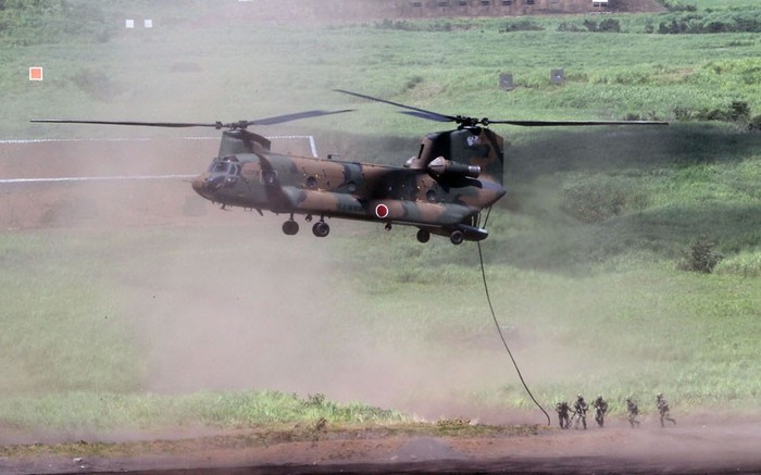 Binh lính chuẩn bị diễn tập với một sợi dây thừng trên một chiếc trực thăng Chinook.