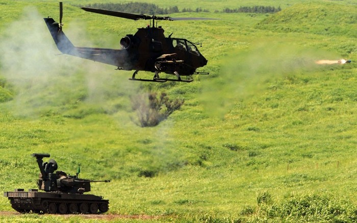 Máy bay trực thăng tấn công Apache đang bắn một tên lửa.