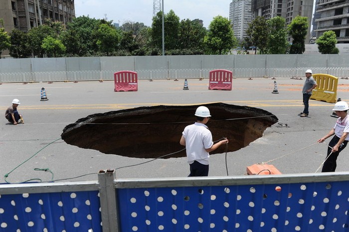 Một con đường ở tỉnh Hồ Nam đã phải hạn chế xe cộ qua lại vì hố sâu trên đường quá lớn vào ngày 5/7.