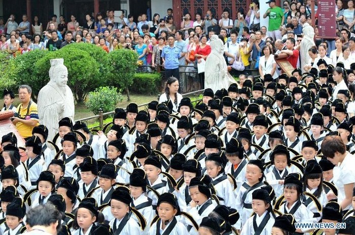 Đông đảo phụ huynh theo dõi con cái của mình bắt đầu năm học mới.