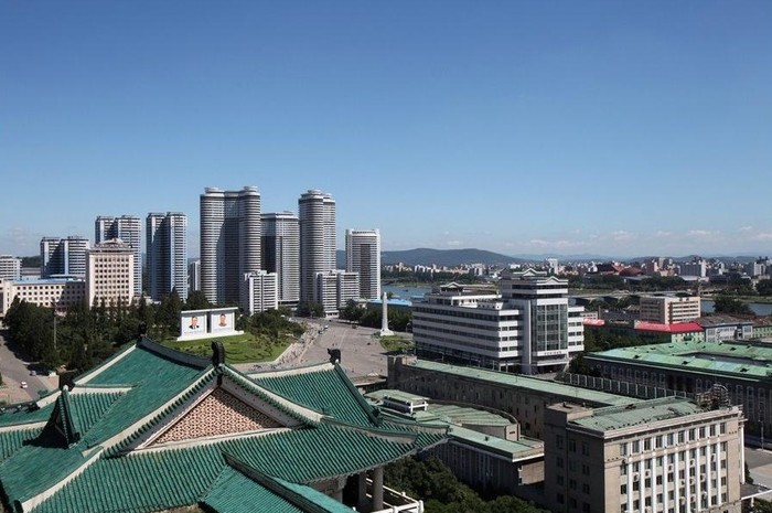Góc nhìn từ trên cao xuống những tòa nhà ở đường Kurata, Bình Nhưỡng. Kể từ khi ông Kim Jong-un lên nắm quyền, Bắc Triều Tiên dường như đã có nhiều thay đổi, mở rộng cánh cửa hơn với thế giới. Thủ đô Bình Nhưỡng cũng có thêm nhiều công trình được đầu tư xây dựng.