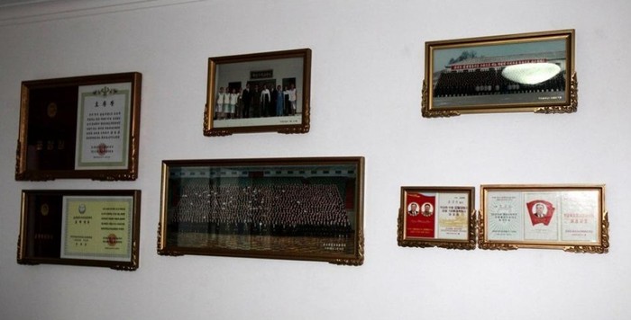 Những bức ảnh, huân huy chương của anh Jin Zhengshu được treo trên bức tường còn mới tinh. Khu chung cư này bắt đầu được người dân sử dụng kể từ tháng 6 vừa qua.