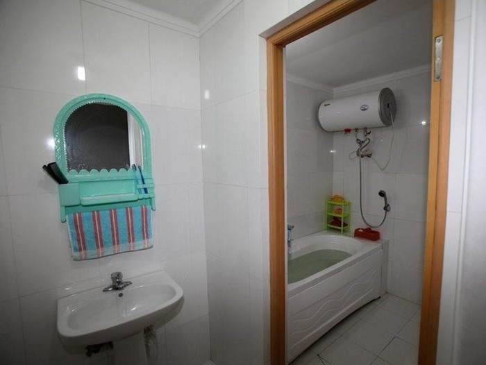 Phòng tắm trong căn nhà chung cư của anh Jin Zhengshu.