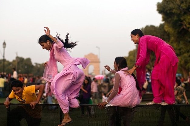 Những cô gái vược qua rào chắn ở gần Cổng Ấn Độ, New Delhi.