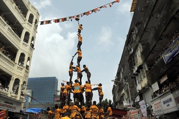 Những tháp người được tạo nên để với tới chiếc bình "Dahi-Handi trong lễ hội Janmashtami kỷ niệm ngày sinh của thần Krishna. Chiếc bình này có chứa sữa, phomat, bơ, mật ong và trái cây, được treo ở độ cao từ 6 – 12m.