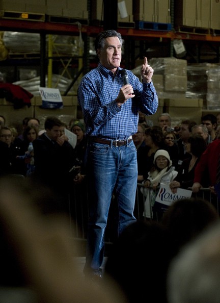 Khi phát biểu tại Eagan, Minnesota, ông lựa chọn cho mình chiếc áo sơ mi kẻ xanh để kết hợp với một trong những chiếc quần jean rộng thùng thình của mình.