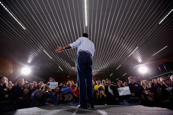 Một góc nhìn lạ về vóc dáng cao to của Mitt Romney khi đang phát biểu ở Ames, Iowa.