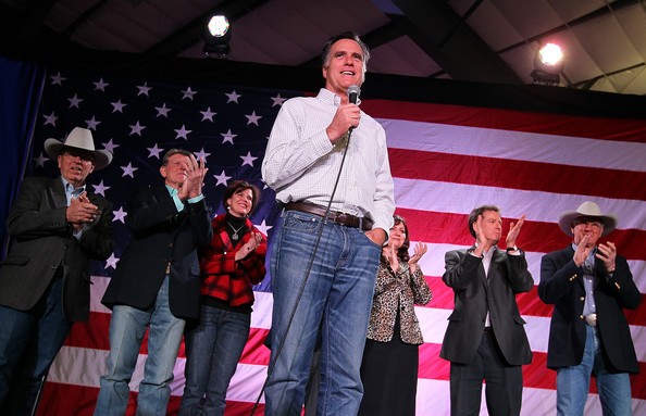 Ông Romney phát biểu trước đám đông tại sân bay khu vực Elko tại Elko, Nevada.