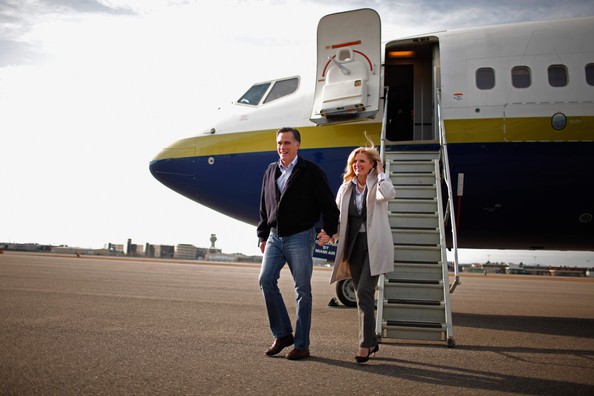 Vợ chồng Romney đến Manchester, New Hampshire.