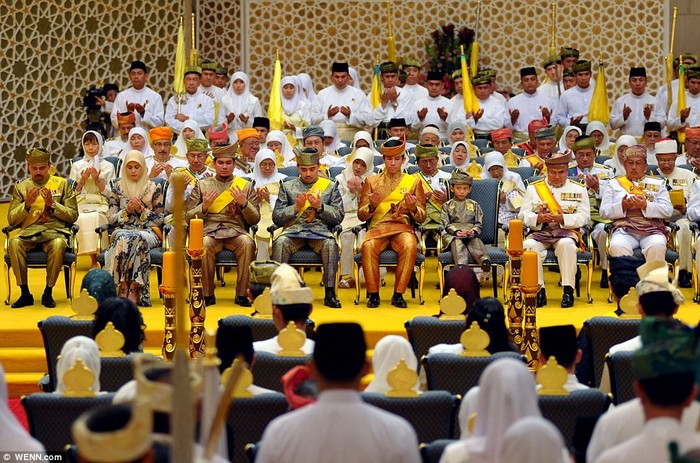 Hội trường Throne sang trọng của cung điện Istana Nurul Iman đã là nơi diễn ra đám cưới.