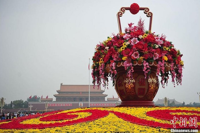 Giỏ hoa khổng lồ nằm giữa Thiên An Môn