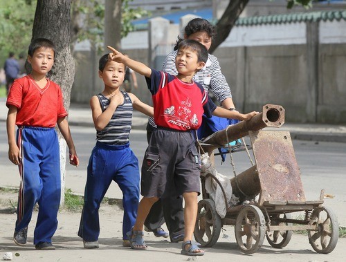 Trẻ em ở Chongjin đang chở kim loại phế liệu.