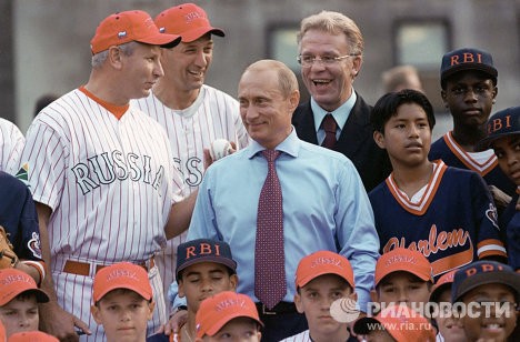 Tháng 9/2003, ông Putin theo dõi trận đấu bóng chày giữa hai đội Nga và Mỹ tại Đại học Columbia ở thành phố New York.