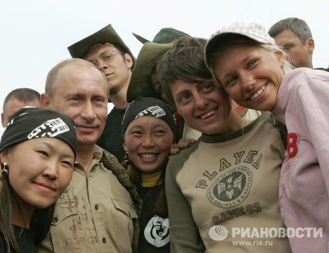 Tháng 8/2007, ông Putin gặp gỡ các thành viên của một đoàn thám hiểm đang tiến hành công việc khai quật tại pháo đài Por-Bazhyn.