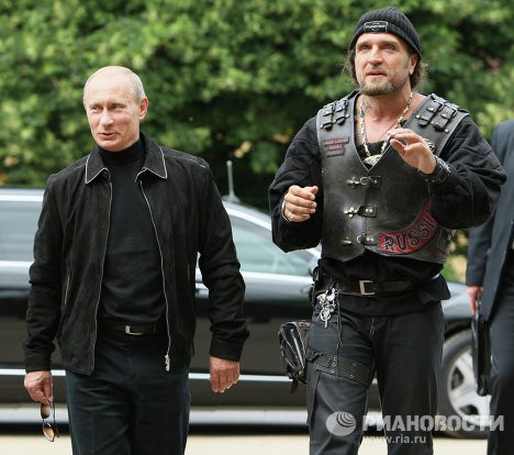 Tháng 7/2009, Thủ tướng Nga Vladimir Putin thăm câu lạc bộ xe đạp Nga - Night Wolves và nói chuyện với Chủ tịch của câu lạc bộ Alexander Zaldostanov.