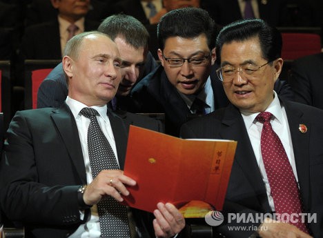 Tháng 6/2012, Tổng thống Nga Vladimir Putin và Chủ tịch Trung Quốc Hồ Cẩm Đào trong một buổi hòa nhạc tại Nhà hát lớn quốc gia ở Bắc Kinh, khi đang diễn ra Hội nghị Thượng đỉnh Tổ chức hợp tác Thượng Hải.