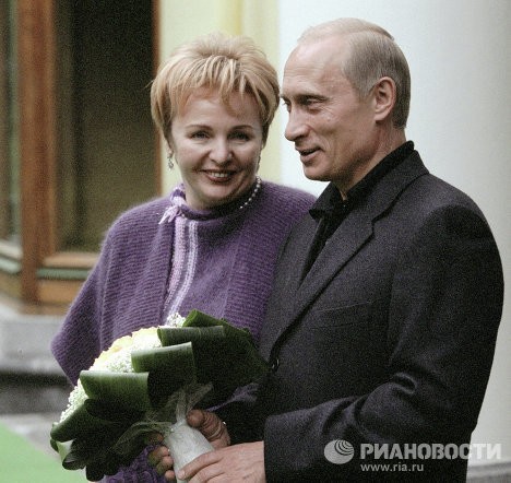 Tháng 5/2002, ông Vladimir Putin và Đệ nhất phu nhân Lyudmila Putin trước cuộc gặp với Tổng thống Mỹ George W. Bush.