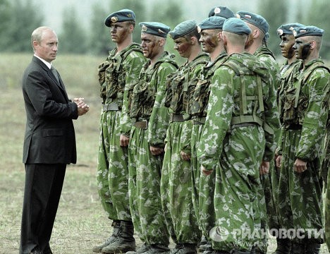 Tháng 8/2002, Tổng thống Putin gặp gỡ các thành viên của một đội tuần tra trinh sát thuộc lực lượng không quân Nga ở thành phố Chita.