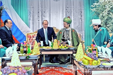 Tháng 1/2003, Tổng thống Nga Vladimir Putin gặp gỡ Giáo trưởng Hồi giáo Nga Talgat Tadzhuddin (ở giữa, bên phải).