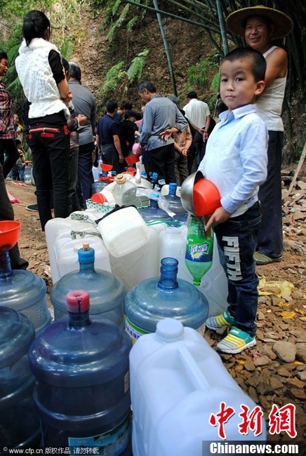 Nhiều người còn mang theo cả những chiếc bình nước lớn.