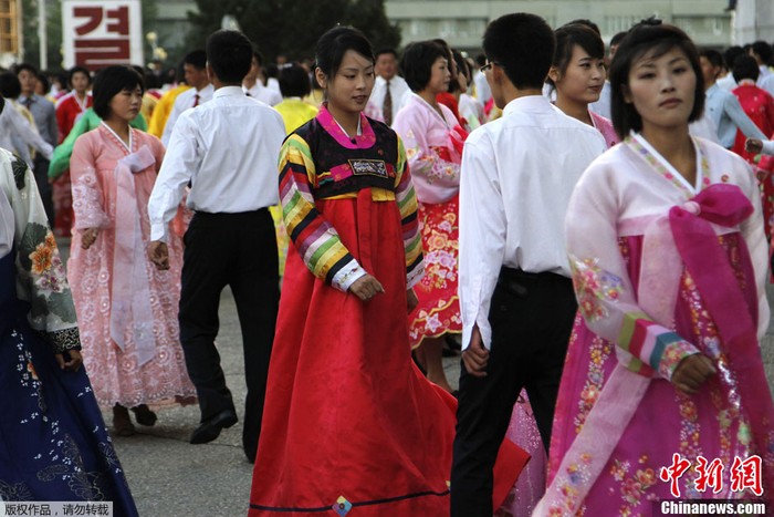 Các chàng trai và các cô gái sánh đôi nhảy múa cùng nhau.