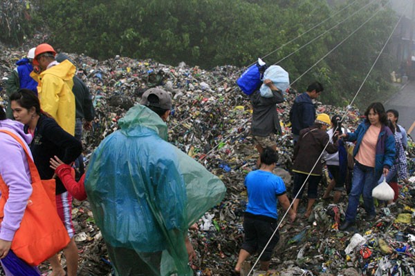 Siêu bão Manmadol gây lở đất ở Manila