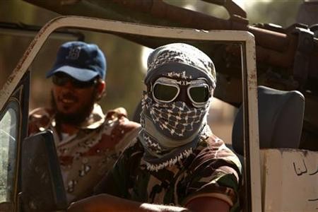Quân nổi dậy ở Herawa cách tây Sirte 50 km. Ảnh Reuters