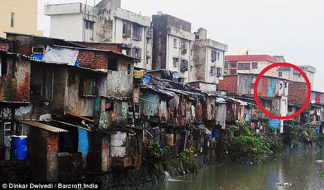 Căn nhà của gia đình Shaikhs tại khu ổ chuột Dharavi, Mumbai, Ấn Độ