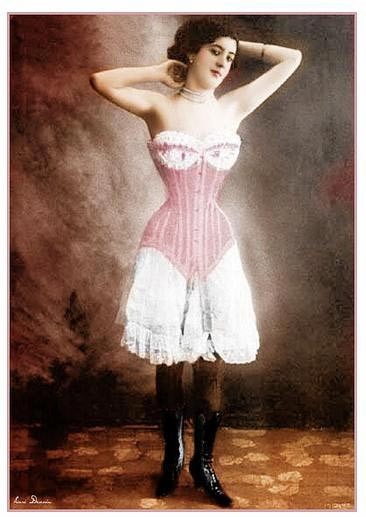 Áo corset giúp giảm eo, đồng thời cân bằng vòng hông và ngực.
