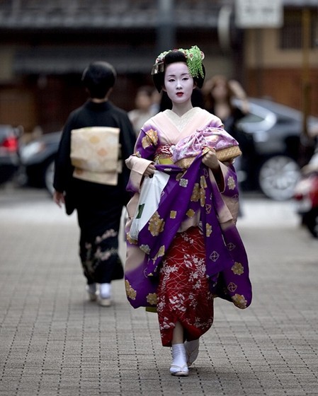 Geisha khởi nguồn là những người giải trí chuyên nghiệp và đồng thời là một nghề truyền thống của Nhật Bản có từ thế kỷ thứ 17.