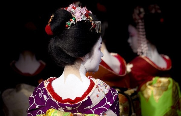 Tuy nhiên, để được trò chuyện với các geisha, được họ tiếp rượu trong các nhà hàng và quán trà sang trọng mỗi thực khách phải trả một khoản phí không dưới 1.000 USD.