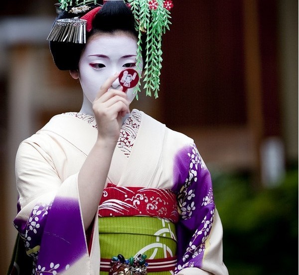 Theo truyền thống, geisha bắt đầu được huấn luyện từ khi còn nhỏ. Một số cô gái đã được bán cho các nhà geisha từ khi còn là trẻ con và bắt đầu học nhiều thể loại nghệ thuật truyền thống gần như ngay lập tức.