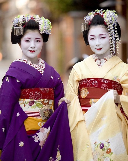 Trong thời thơ ấu, giai đoạn đầu tiên, đôi khi geisha làm việc với vai trò người hầu gái hay người giúp việc cho các geisha có kinh nghiệm, và tiếp theo, trong giai đoạn huấn luyện là vai trò geisha học việc.