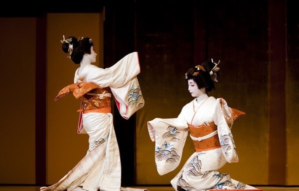 Các geisha hiện đại vẫn sống trong những ngôi nhà geisha truyền thống gọi là okiya tại các khu vực gọi là hanamachi, đặc biệt trong thời gian học việc của họ.