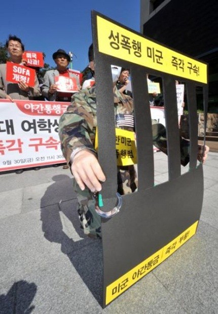 Biểu tình chống lính Mỹ tại Hàn Quốc sau hai sự cố hiếp dâm hồi cuối tháng 9 vừa qua.