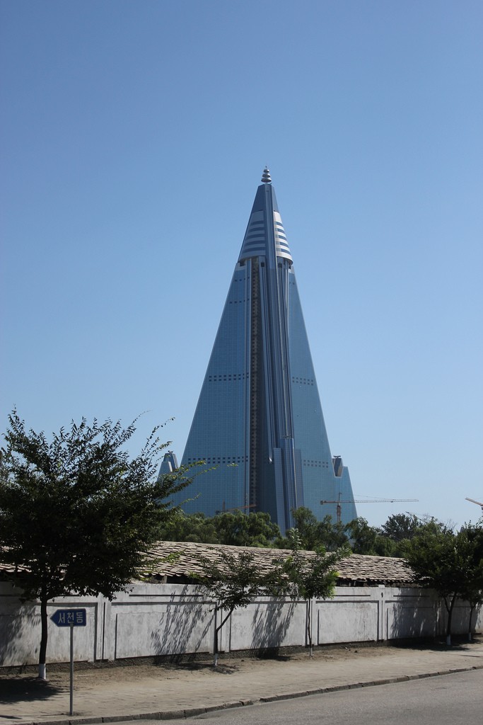 Khách sạn Ryugyong trong những năm 1990 bị đình chỉ xây dựng do thiếu quỹ